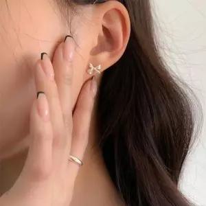 이어링 73 Floral E ribbon earrings 925 Silver