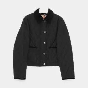 버버리 26FW 다이아몬드 퀼팅 내부체크 크롭 여성 자켓 8107465