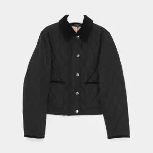 26FW 다이아몬드 퀼팅 내부체크 크롭 여성 자켓 8107465