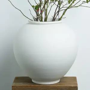 서권철작가 무시유 무광 백자 수공예 달항아리 35cm 소품 장식 풍수지리 돌상 오브제 돌사진 화병