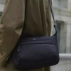 [헤지스](대전신세계)[HATCH-BAG] 블랙 나일론 크로스백 HJBA6E340BK