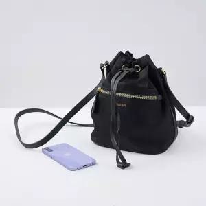 버버리 나일론 드로스트링 버킷백 81092671
