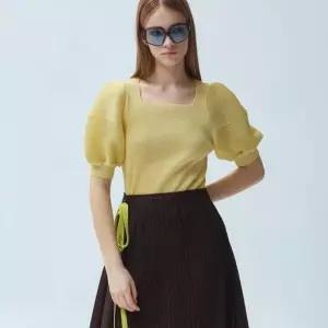 와이오와이 Yoyoyoy여성최초가 158000원 스퀘어넥 퍼프 소매 플리츠 블라우스2colors_06WOPBL02 410819