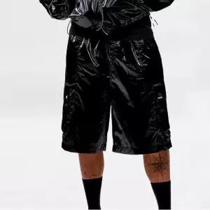 공용 ARMED GLOSSY CARGO BERMUDA PANTS [블랙] (MSFMPTA01BK-W)