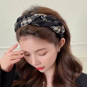 여자 하객 룩 결혼식 패션 체크 꼬임 헤어밴드 머리띠