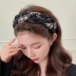 여자 하객 룩 결혼식 패션 체크 꼬임 헤어밴드 머리띠