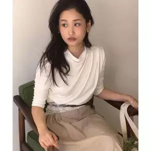 CHERI AUBE 부케 드레이프 티-화이트 2408265