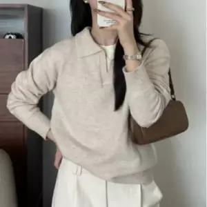 여성 2컬러 차분한 데일리 오픈카라 니트티 반팔 카라 니트