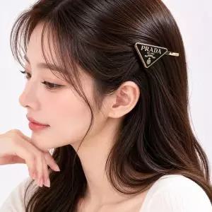 프라다 SS25 여성 삼각로고 헤어핀 1IF051 2BA6 F0632
