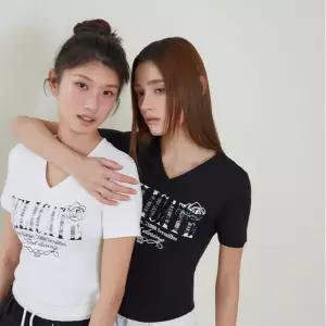 에고이스트 BLUE LABEL V넥 레이스 패치 반팔 티셔츠 ES2OTH04 C5D8E3F1 N7P3Q8R1