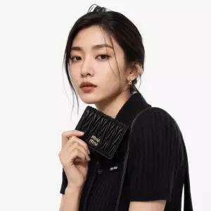 미우미우 26FW 블랙 마테라쎄 반지갑 5MV204 AFPP F0002