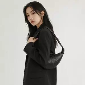 르메르 26FW 블랙 크루아상 스몰 크로스백 BG0003 LL095 999
