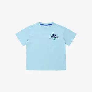뉴발란스키즈 NK9EG2501U51 라이트블루 STELLAR PLAY GROUND 로고 반팔 티셔츠 NK9EG25