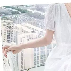 화이트 소매 펀칭 브이넥 데이트룩 여성 롱 여름원피스 플레어 반팔 원피스