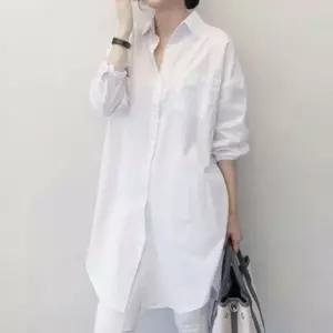 흰색 포인트 여성 뒷트임 베이직한 롱셔츠 코디 단추 JWB0643A
