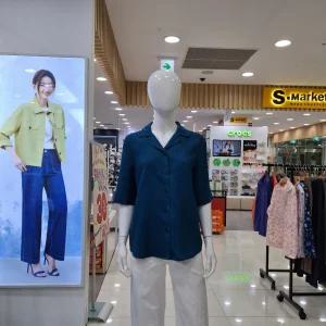 [피에이티]폴리 오픈카라 블라우스 1L42594-1_US
