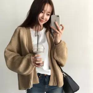 [모드제니][모드제니] 여성 가을 캐주얼 루즈핏 로브 숏 니트 가디건 룩북 (39784648A)