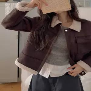 [엘루이즈][엘루이즈] 모드릿 뽀글 카라 스웨이드 세미 크롭 무스탕 자켓(3color)