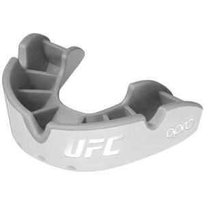 OPRO 실버 레벨 UFC 몰드형 마우스 가드 에센셜 핏(화이트/실버) 성인 및 복싱 가드 스포츠 축구 하키용 셀프 핏 - 케이스 포함