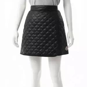 몽클레르 MONCLER 스퀘어 퀼팅 미니 랩 스커트 블랙 2D00036 597YG 999