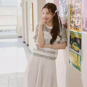 [롯데백화점]베스띠벨리 플라워 펀칭 레터링 블라우스 BMBAE2465
