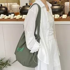 미코초이 레터링 나일론 비치 숄더백