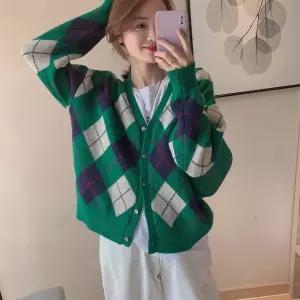 여성 아가일 다이아 체크 크롭 가디건 니트