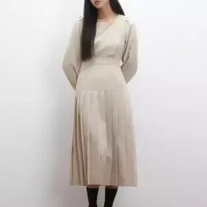 [미쏘] 스퀘어넥 플리츠 롱 원피스 (MIWOWCT21B-T)