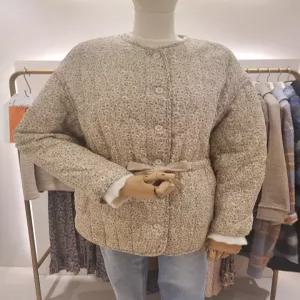 써스데이아일랜드 여성 노카라 패턴물 퀄팅 점퍼 T212MJP132W 687981