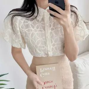 요시아나 [당일발송] 라디스 시스루 자수 레이스 카라넥 진주단추 벌룬소매 반팔 블라우스