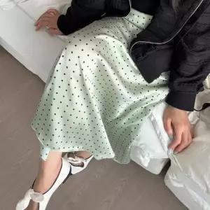 멜로워 팝도트 새틴스커트