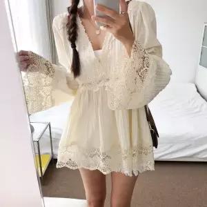[당일발송] 메르디 레이스 트리밍 V넥 나팔소매 튜닉 롱 블라우스