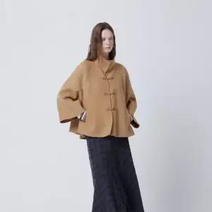 [롯데백화점]DEWL 하이넥 버클 장식 코트 D254MSG557A