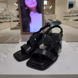 [고세] 소가죽 스퀘어토 통굽 스트랩샌들 OZS6S034 블랙 6CM