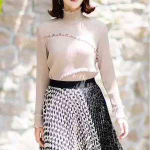 [스피치오](강남점)사선 프릴 하이넥 티/452-183