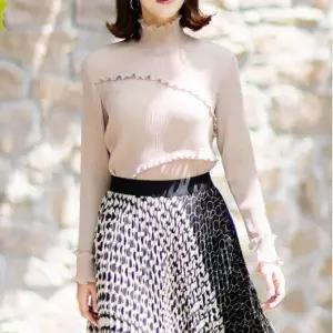 [롯데백화점]스피치오 사선 프릴 하이넥 티(452-183)
