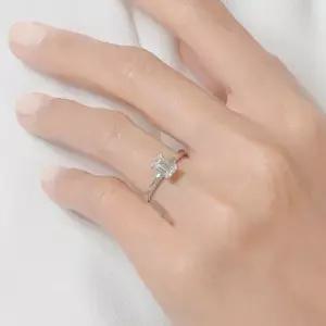 [로이드](마산점)18K 1캐럿 에메랄드컷 솔리테어 다이아몬드 반지 LRD24003D