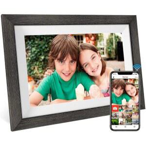 FRAMEO 10.1인치 WIFI 디지털 액자 1280 * 800IPS HD 클라우드 스마트 포토 프레임 32GB 저장 용량 벽걸이 가능 자동 회전 앱을 통해 사진 또는 동영상을 쉽게 공유 (우드 프레임)