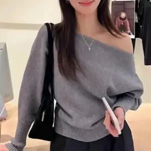 [하프클럽/알티피아]보트넥 니트 풀오버 루즈핏 오프숄더 긴팔 티셔츠 입술넥 가오리 니트탑