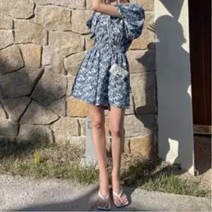 [옷자락]여성 여름 꽃무늬 퍼프소매 점프수트 반바지 세트