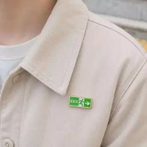 EXIT 비상구 뱃지 가방꾸미기 초록 캐릭터 미니 브로치 장식 포인트 옷 배지-WFPZF3R