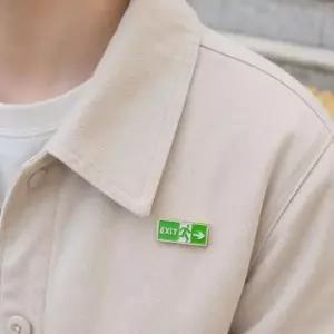 EXIT 비상구 뱃지 가방꾸미기 초록 캐릭터 미니 브로치 장식 포인...