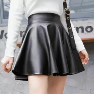 스커트 매력적인 가을 데일리룩 블랙 레더소재 가죽치마 플레어 검정