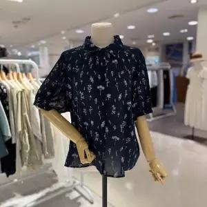 [대구백화점] [스테파니]잔꽃 카라 프린트 셔츠(A26SH6244)