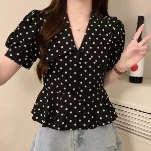 여성 반팔 블라우스 도트 패턴 브이넥 플레어 슬림핏