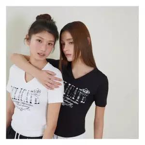 [에고이스트][BLUE LABEL] V넥 레이스 패치 반팔 티셔츠 ES2OTH04