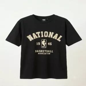 엔비에이 NBA 남녀공용 아치형 빅로고 반팔 티셔츠N242TS951P 518385