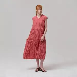 라플리 169000원 후드 플리츠 슬리브리스 원피스_LPOPM026007