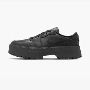 나이키 NIKE 에어 조던 1 브루클린 로우 W - 블랙 화이트 메탈릭 HF3184-001
