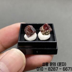 100% 천연 버건디 지르콘 원석 결정 광물 표본은 치유 크리스탈을 만들 수 있습니다.+ 상자 크기: 27x27x25